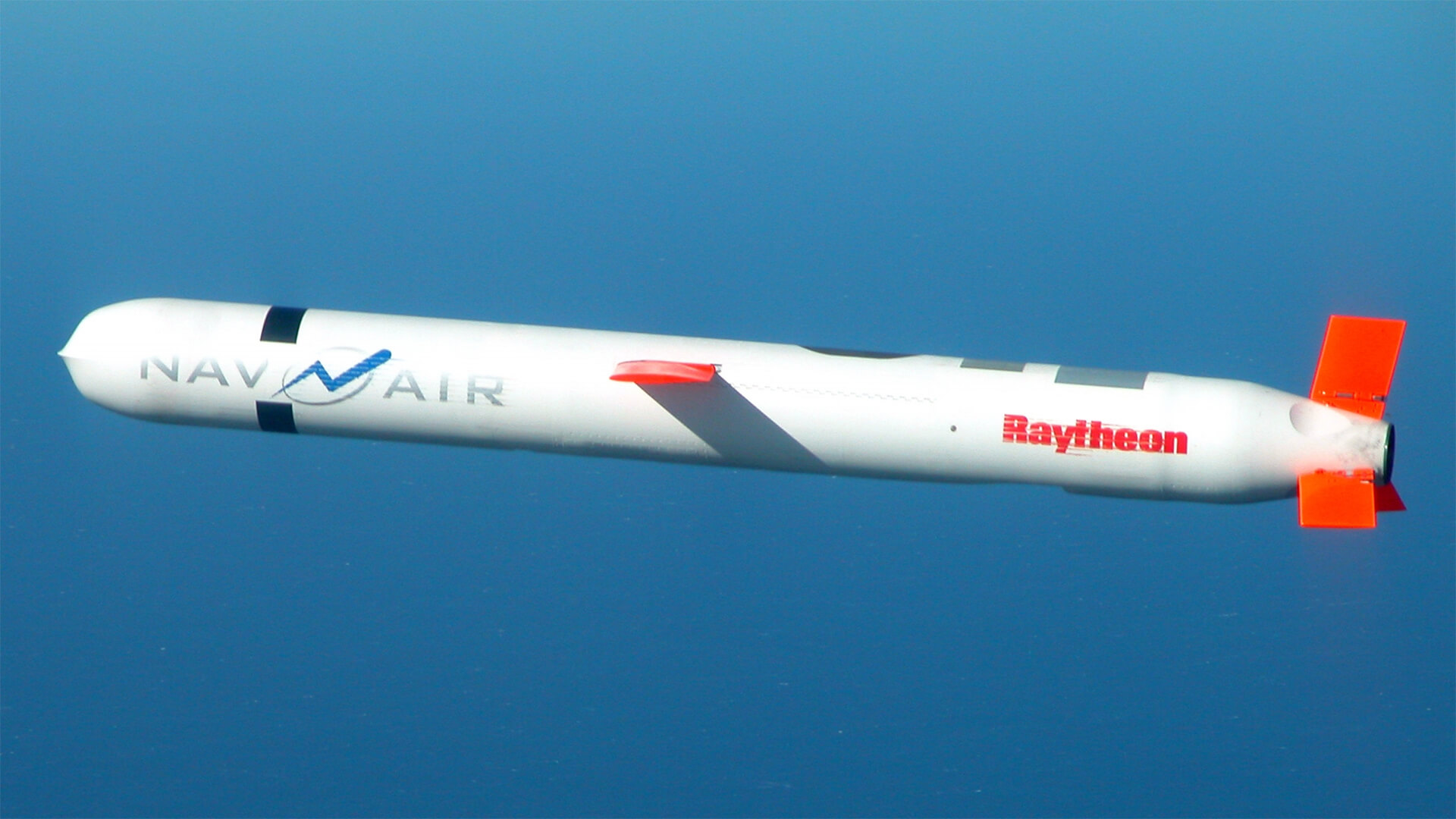 Picture of a Tomahawk cruise missile mid-flight