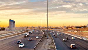 A photo of Saudi Arabian traffic against a desert skyline