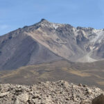 Two Chilean soldiers standing in front of a mountain