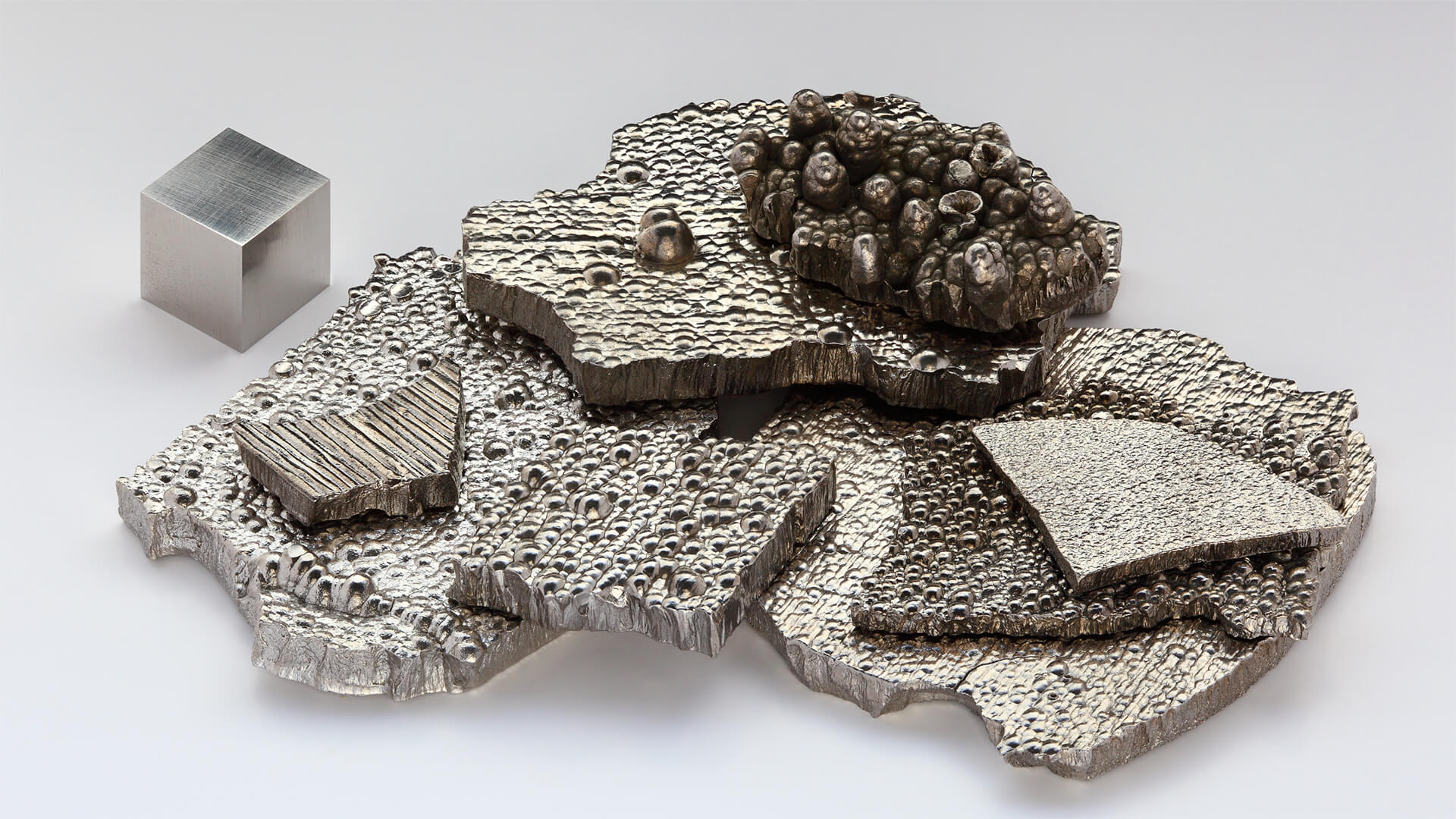 %) cobalt chips, electrolytically refined, as well as a high purity (99.8 % = 2N8) 1 cm3 cobalt cube for comparison | Photo by Wikimedia COmmons: https://en.wikipedia.org/wiki/Cobalt#/media/File:Kobalt_electrolytic_and_1cm3_cube.jpg